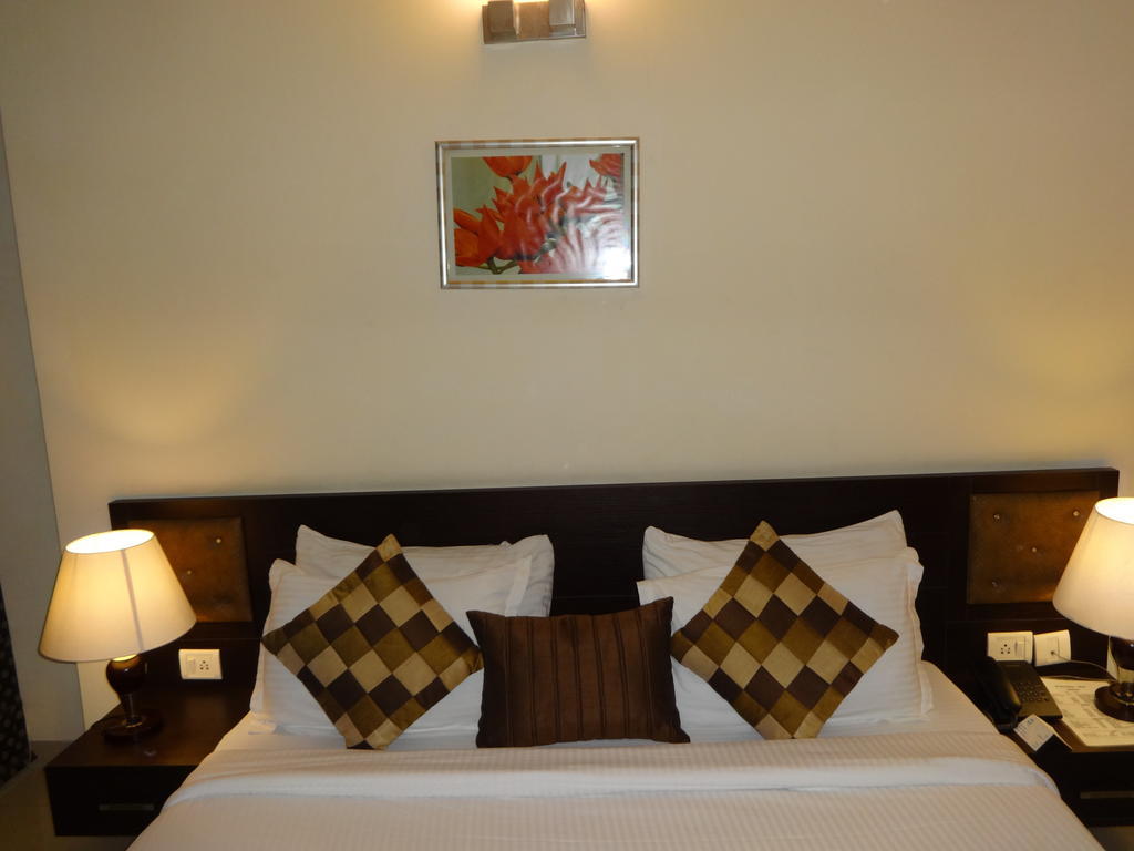 Hotel Gautam Residency Ню Делхи Стая снимка